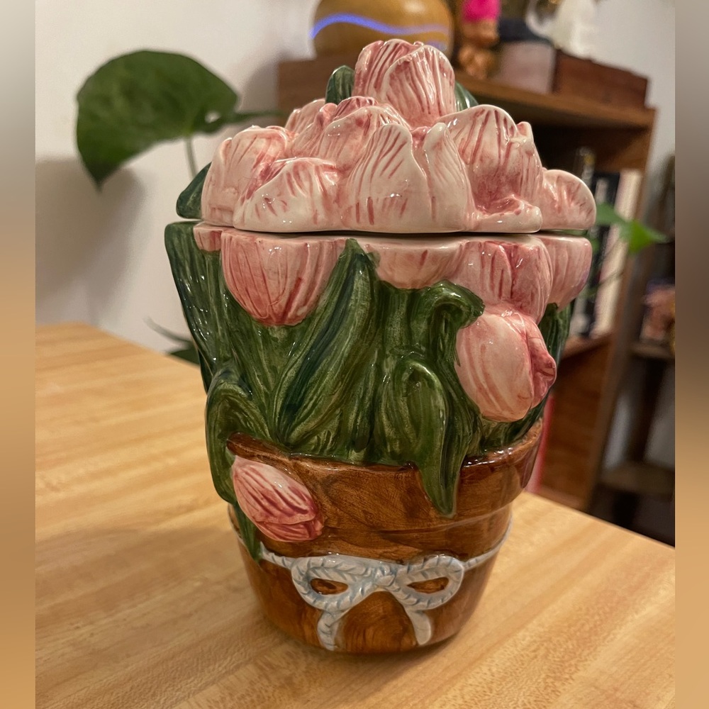 Vintage cottagecore porcelain flower pot jar with lid